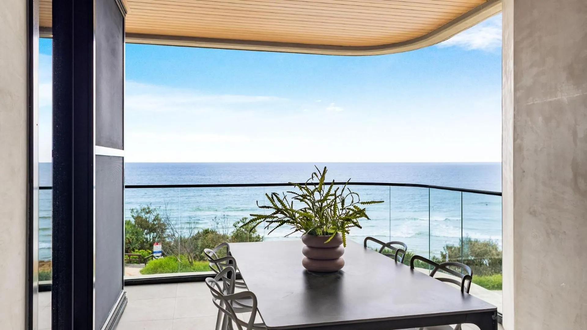 Luxury Coolum Beachfront Apartment